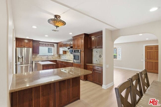 Building Photo - 6646 Franrivers Ave