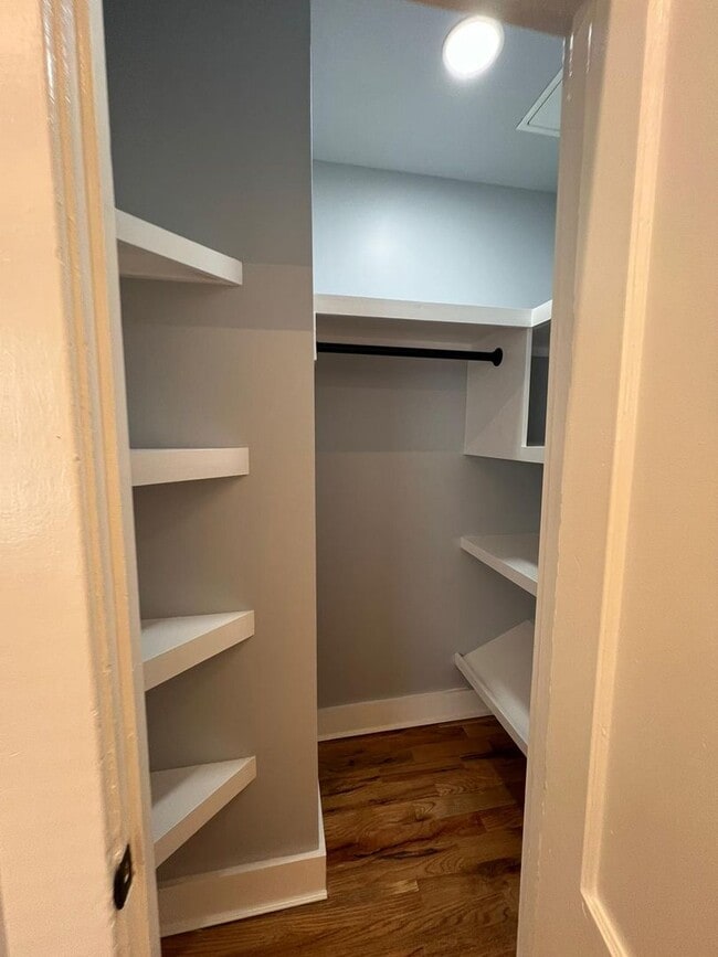 Building Photo - 423 Shelton Ave