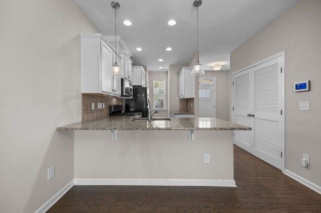 Building Photo - Gorgeous and Spacious 3 Bedroom Townhome, ...