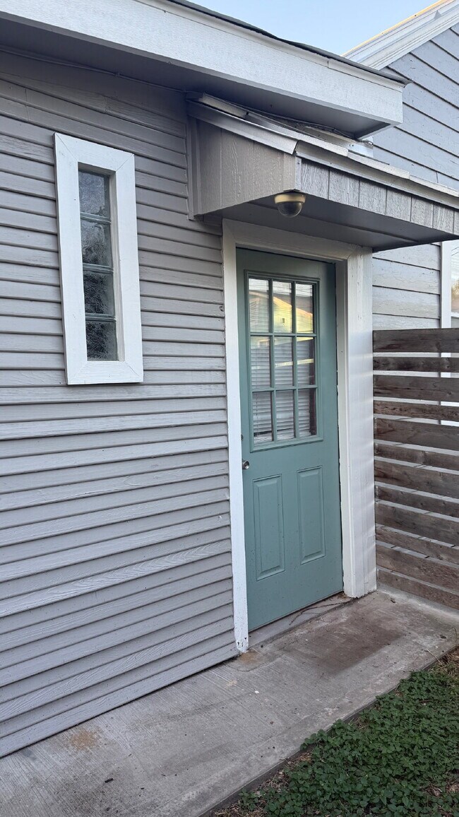 Primary Photo - Cozy Studio for Rent — Prime Dignowity Location!