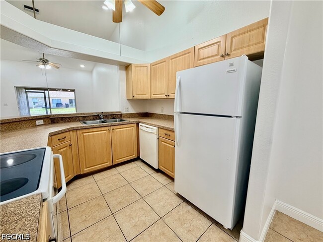 Building Photo - 527 NE 24th Pl