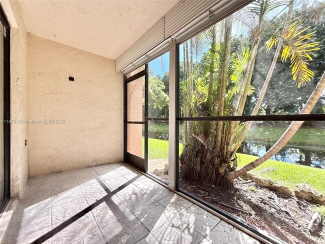 Building Photo - 227 Lakeview Dr