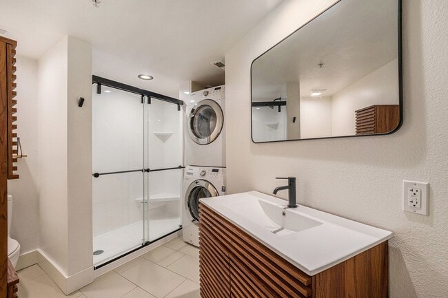 Building Photo - 2bed/1.5 bath Stylish Condo in LoHi