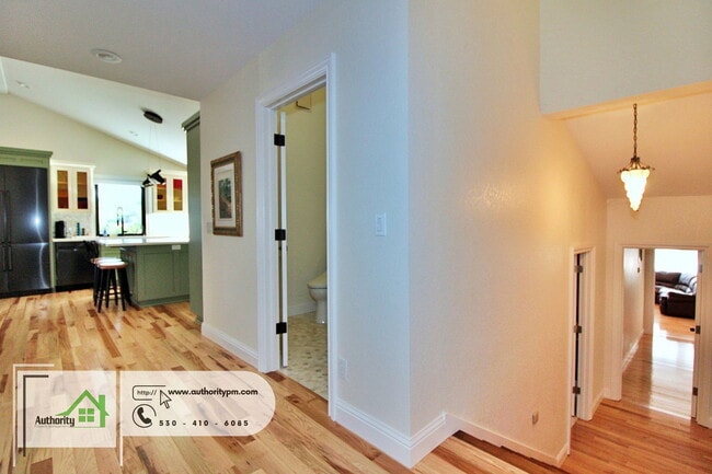 Building Photo - 3350 Mountain Oak Dr