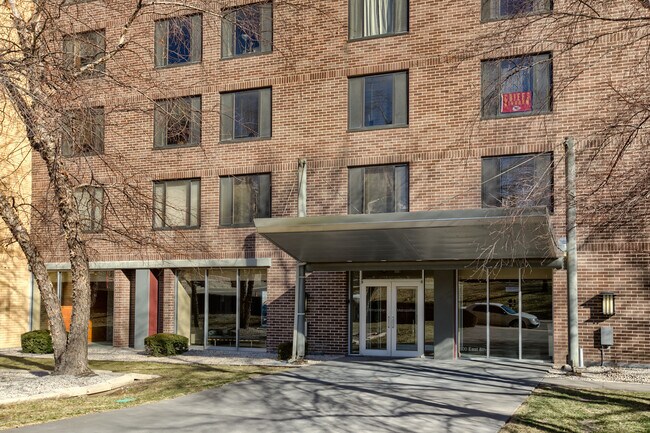 Building Photo - 600 E 8th St