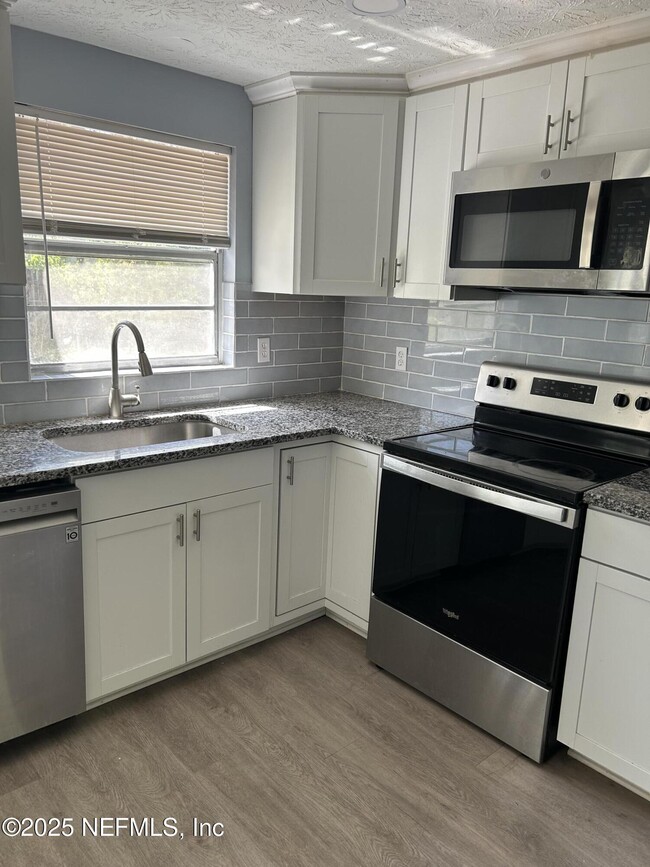 Building Photo - 2834 Goldenrod Cir E