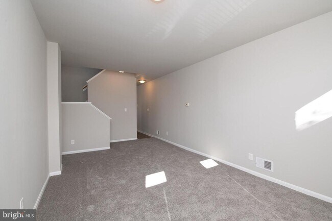 Building Photo - 3 Bed 1 Bath Renovated Townhouse