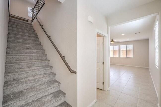 Building Photo - Fully Upgraded - 4bedroom & 2.5 bathrooms-