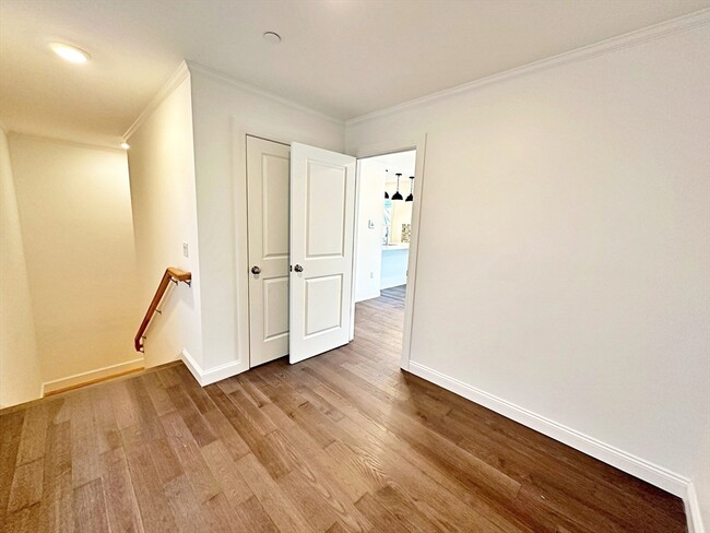 Building Photo - 33 Leyden St