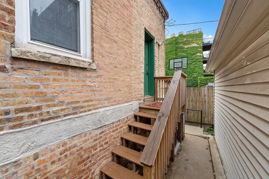 Primary Photo - 330 W Evergreen Ave