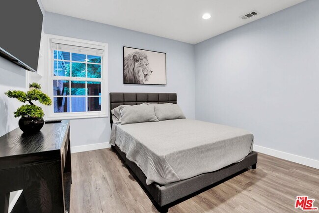 Building Photo - 8345 White Oak Ave