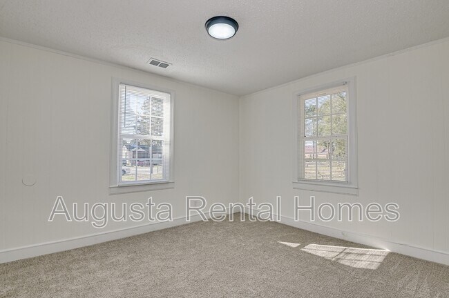 Building Photo - 2019 Roosevelt Dr