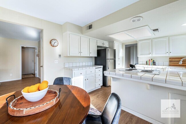 Building Photo - 805 E Buckhill Rd