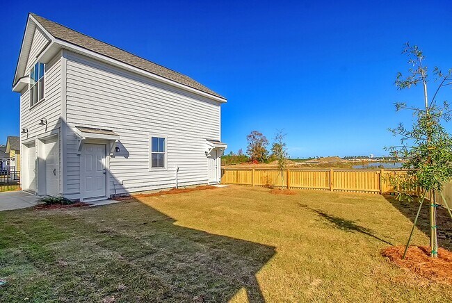 Building Photo - Lakeside Living in the Heart of Carnes Cro...
