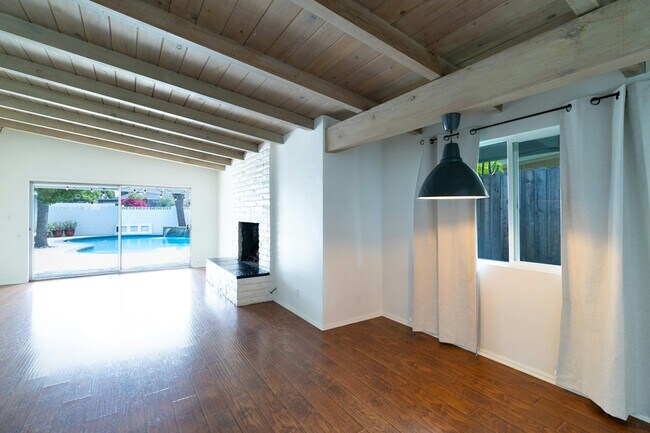 Building Photo - 5652 Fallbrook Ave