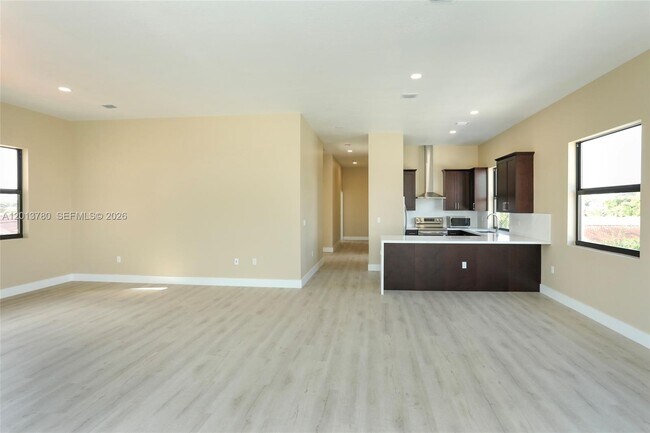 Building Photo - 120 SW 35th Ave