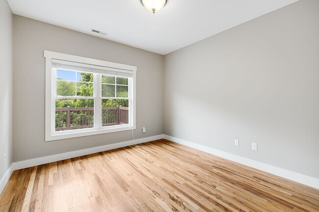 Building Photo - Beautiful 3-Bedroom Home with Garage in Es...