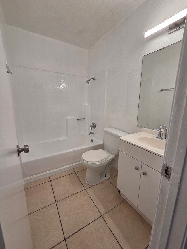 Building Photo - 839 Gaviota Ave