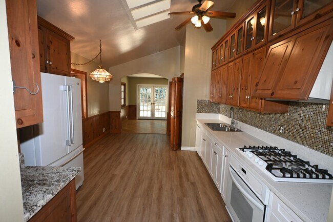 Building Photo - Beautiful Mission Viejo 5 bedroom 2.5 bathroom plus den home