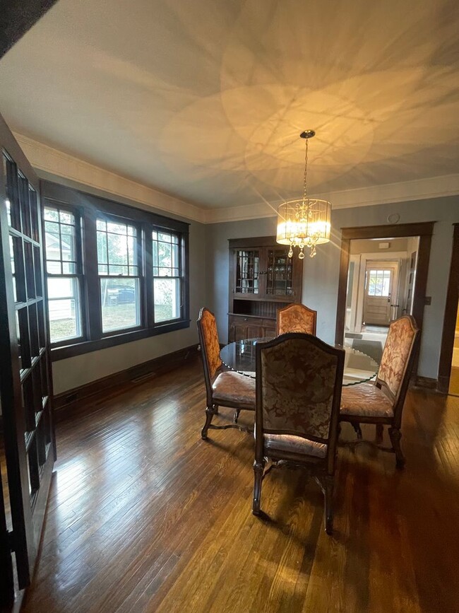 Building Photo - ?? COMING SOON ?? Charming 3 Bed / 1 Bath ...