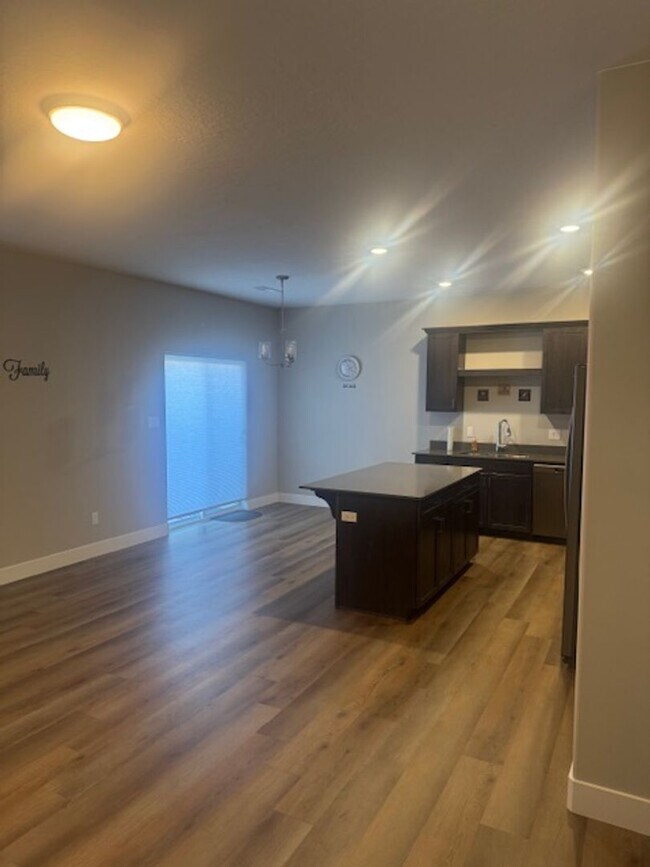 Building Photo - 3 Bedroom, 2.5 Bathroom