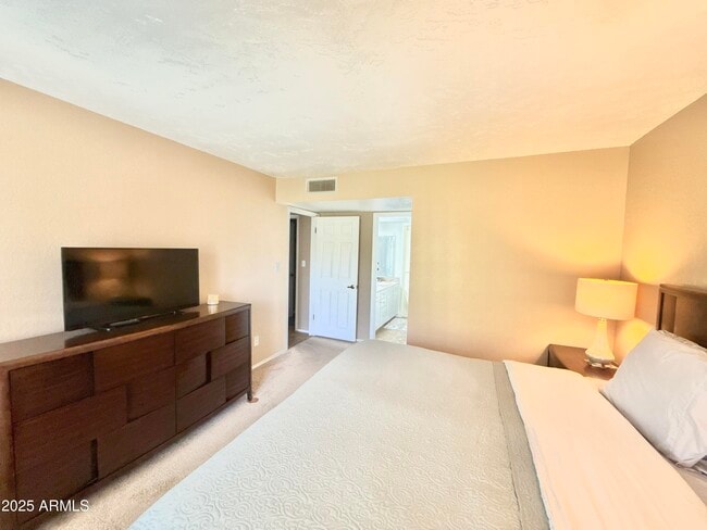 Building Photo - 8649 E Royal Palm Rd