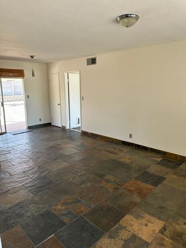 Building Photo - SW Remodeled 2 Bedroom!!