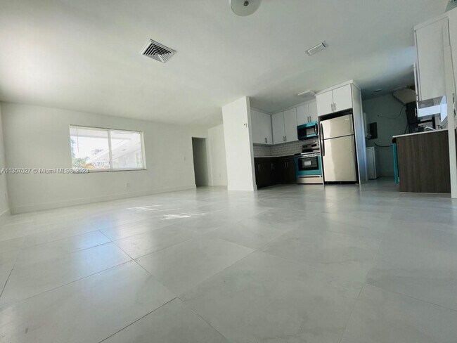 Building Photo - 1517 NE 110th St