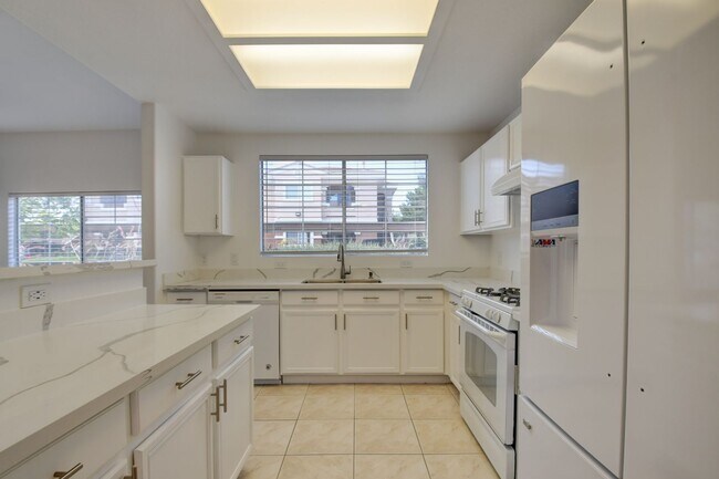 Building Photo - Beautiful 2BR / 2BA Renovated / Modern Con...