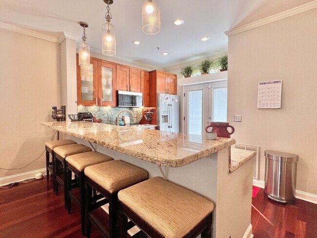 Building Photo - UPTOWN TOWNHOUSE!