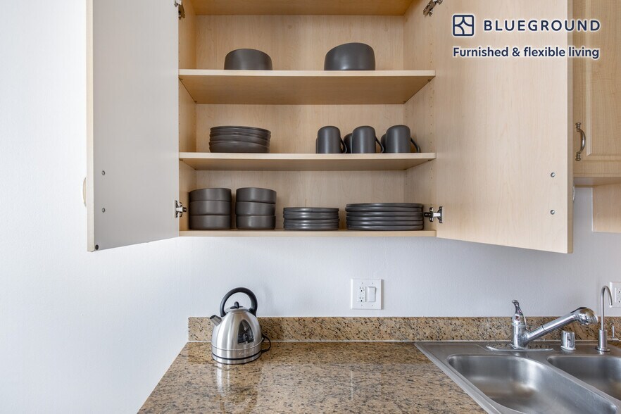 Building Photo - 467 S Arnaz Dr