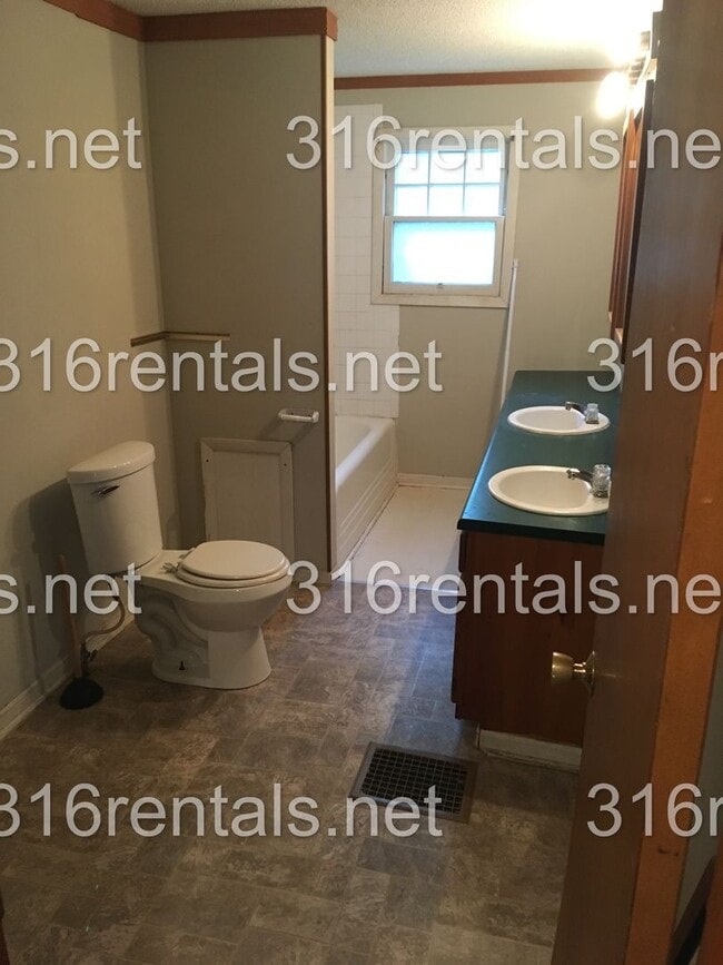 Building Photo - 419 E 6th St