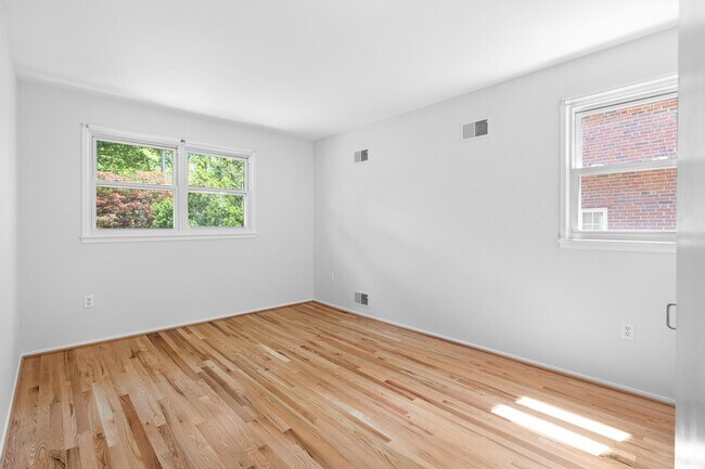 Building Photo - 1222 Noyes Dr
