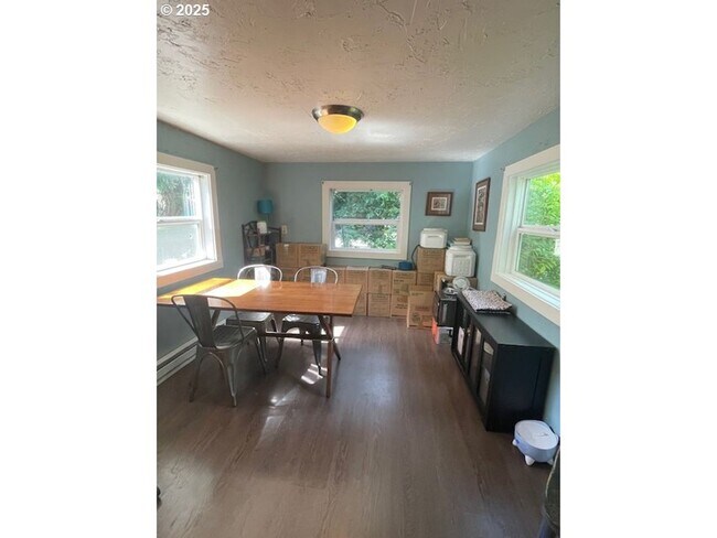 Building Photo - Home with Charm!