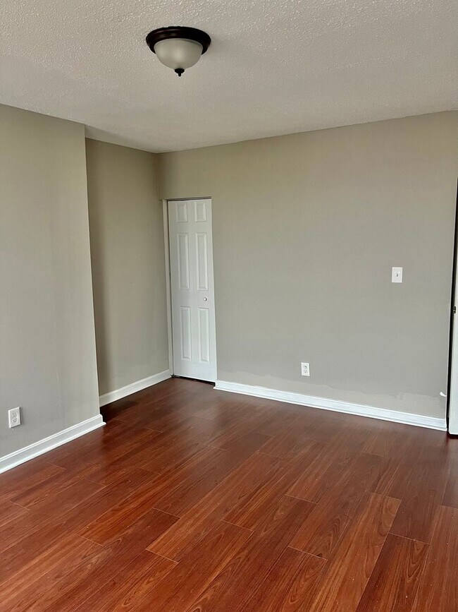 Building Photo - Fully Renovated!