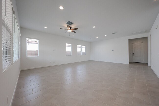 Building Photo - Beautiful 4 bedroom plus den home in Aloravita