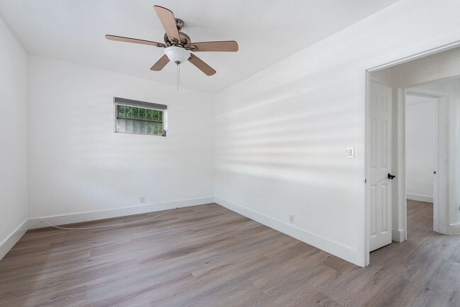 Building Photo - 323 NW 21st Ave