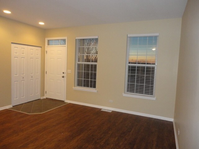 Building Photo - 2062 Middlebury Dr