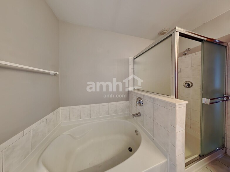 Building Photo - 13184 W Yorkshire Ln