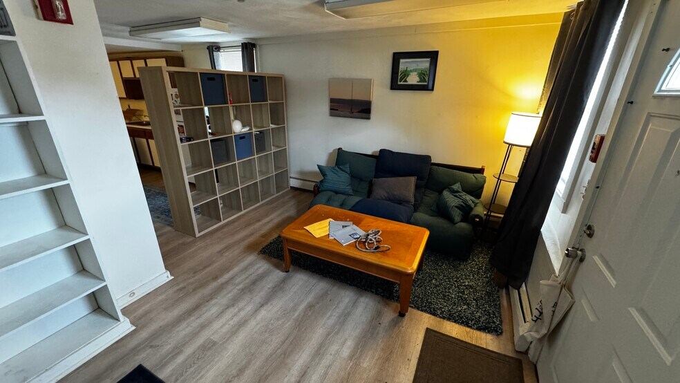 Building Photo - 287 Main St