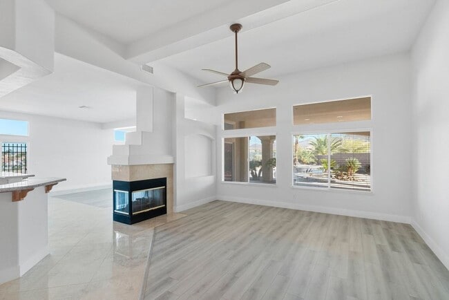 Building Photo - 4 bed, 2.5 bath single-story home in the g...