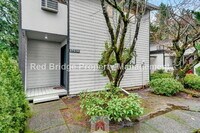 Building Photo - 17036 NE Oregon St