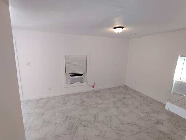 Building Photo - STUDIO Apartment/ALL BILLS PAID!!