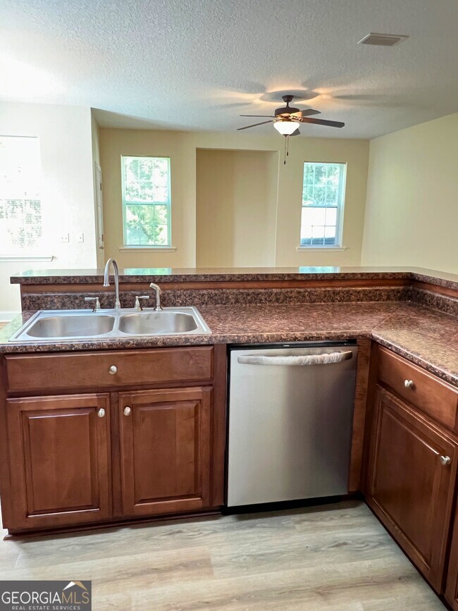 Building Photo - 822 Davis Ave