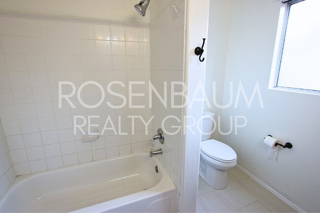 Building Photo - Stunning 4-bedrooms, 3.5 baths home with a...