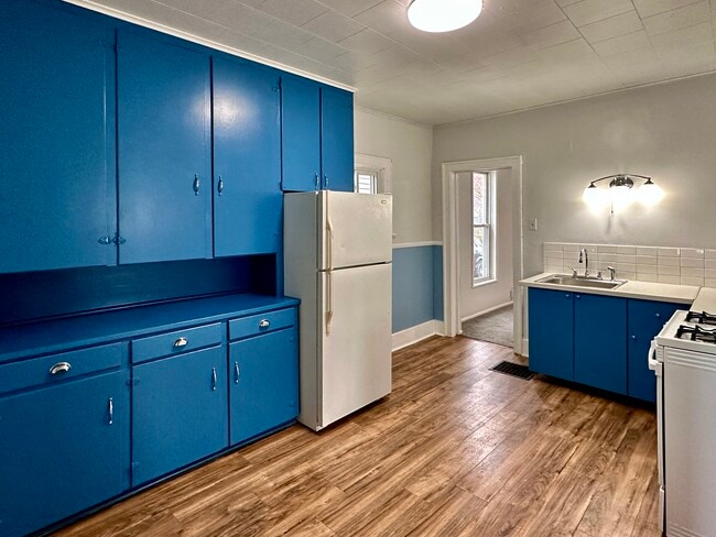 Building Photo - 810 W 2nd St