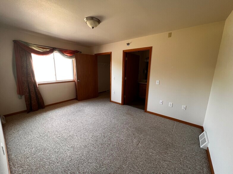 Upstairs Bedroom - 4307 Kennedy Dr