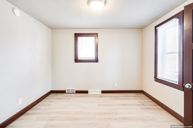 Building Photo - 313 E Murray Ave