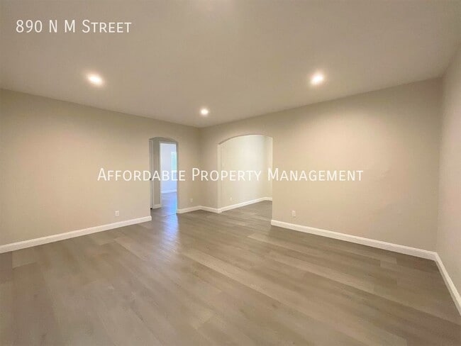 Building Photo - 890 N M St