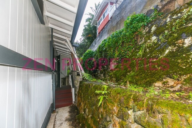 Building Photo - 1555 Moani St